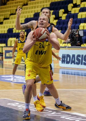 Oldenburg, Lower Saxony, DEU, 22 05 2021, Rasid Mahalbasic forward, EWE Baskets Oldenburg and Dylan Osetkowski Ratiopharm Ulm EWE Baskets Oldenburg vs Ratiopharm Ulm Basketball Bundesliga Playoffs Quarterfinal 2 Matchday, Large EWE Arena Playoffs EWE Baskets Oldenburg vs Ratiopharm Ulm www.andreas-burmann.de