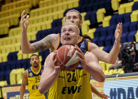 Oldenburg, Lower Saxony, DEU, 22 05 2021, Rasid Mahalbasic forward, EWE Baskets Oldenburg and Dylan Osetkowski Ratiopharm Ulm EWE Baskets Oldenburg vs Ratiopharm Ulm Basketball Bundesliga Playoffs Quarterfinal 2 Matchday, Large EWE Arena Playoffs EWE Baskets Oldenburg vs Ratiopharm Ulm www.andreas-burmann.de