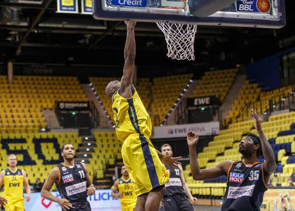 Oldenburg, Lower Saxony, DEU, 22 05 2021, Rickey Paulding centre, EWE Baskets Oldenburg scores the decisive points to win with the final siren Right picture Aric Holman right, Ratiopharm Ulm EWE Baskets Oldenburg vs Ratiopharm Ulm Basketball Bundesliga Playoffs Quarterfinal 2 Matchday, Big EWE Arena Playoffs EWE Baskets Oldenburg vs Ratiopharm Ulm www.andreas-burmann.de