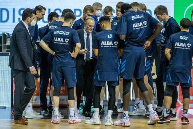 Basketball Bundesliga, Alba Berlin Hamburg Towers, Playoff Quarterfinal, Matchday 2, Mercedes Benz Arena ALBAs Head Coach Aito Garcia Reneses discusses with the team before the start of the game ALBA Berlin Hamburg Towers