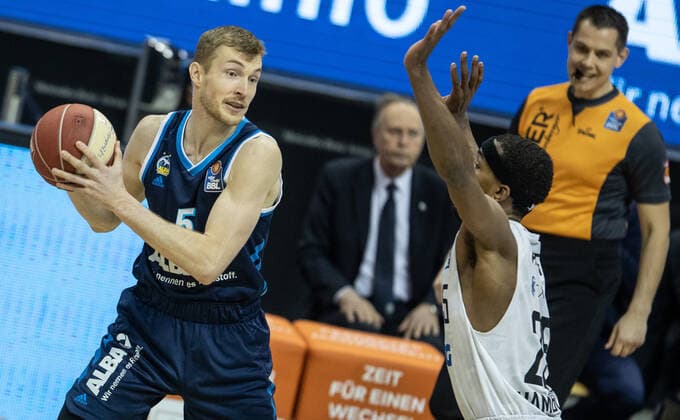 Basketball Bundesliga, Alba Berlin Hamburg Towers, Playoff Quarterfinal, 2 Matchday, Mercedes Benz Arena ALBAs Niels Giffey l fights for the ball against Terry Allen of Hamburg Towers ALBA Berlin Hamburg Towers
