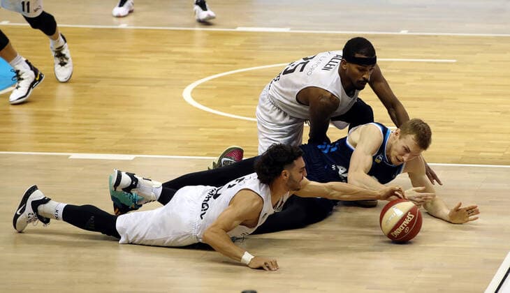Max DiLeo, Niels Giffey, Terry Allen Action Game Scene Duel Sports Basketball BBL Bundesliga Men Season 2020 2021 22 05 2021 ALBA Berlin vs Hamburg Towers