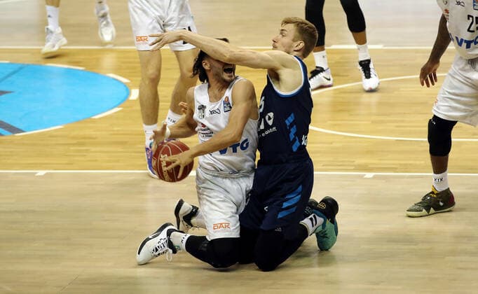 Max DiLeo, Niels Giffey Action Game Scene Duel Sports Basketball BBL Bundesliga Men Season 2020 2021 22 05 2021 ALBA Berlin vs Hamburg Towers