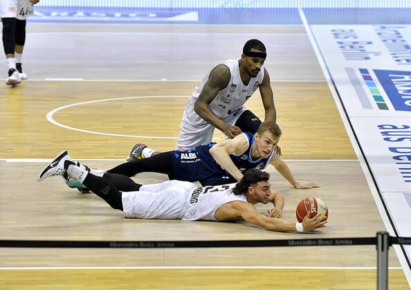 22 05 2021, xlakx, basketball playoff quarterfinals game 2, Alba Berlin Hamburg Towers emspor, v l Max DiLeo Hamburg Towers 3 ,Niels Giffey Alba Berlin, No 05 ,Terry Allen Hamburg Towers 25 Berlin