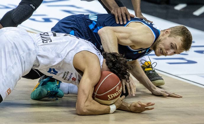 Basketball Bundesliga, Alba Berlin Hamburg Towers, Playoff Quarterfinal, Matchday 2, Mercedes Benz Arena ALBAs Niels Giffey r goes down in a duel with Hamburg Towers Max DiLeo ALBA Berlin Hamburg Towers