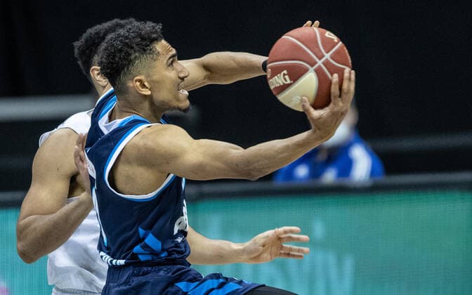 Basketball Bundesliga, Alba Berlin Hamburg Towers, Playoff Quarterfinal, 2 Matchday, Mercedes Benz Arena ALBAs Maodo Lo fights for the ball ALBA Berlin Hamburg Towers