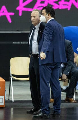 Basketball Bundesliga, Alba Berlin Hamburg Towers, Playoff Quarterfinals, Matchday 2, Mercedes Benz Arena ALBAs Head Coach Aito Garcia Reneses l discusses with his Co Coach Israel Gonzalez ALBA Berlin Hamburg Towers