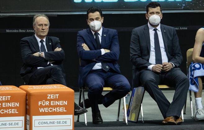 Basketball Bundesliga, Alba Berlin Hamburg Towers, Playoff Quarterfinal, Matchday 2, Mercedes Benz Arena ALBAs Head Coach Aito Garcia Reneses l r , Co Coach Israel Gonzalez and Co Coach Sebastian Trzciona watch the game ALBA Berlin Hamburg Towers