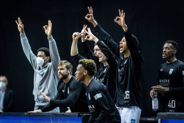 Basketball Berlin 22 05 2021 1 Bundesliga easyCredit BBL BBL Season 2020 2021 Playoffs Quarterfinals Game 2 Alba Berlin Hamburg Towers Jubel Hamburg Marvin Ogunsipe Hamburg, No 26 and other