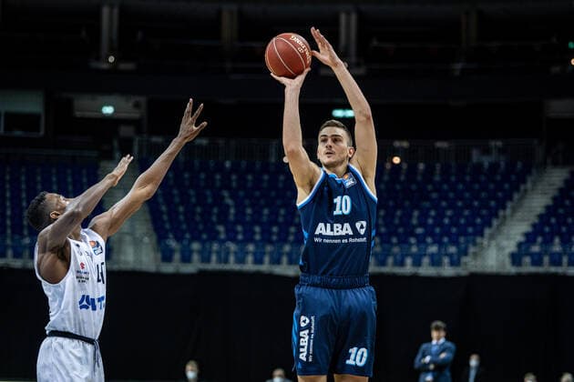 Basketball Berlin 22 05 2021 1 Bundesliga easyCredit BBL BBL Season 2020 2021 Playoffs Quarterfinals Game 2 Alba Berlin Hamburg Towers Tim Schneider Alba Berlin, No 10 Zac Cuthbertson Hamburg, No 40