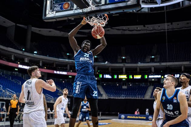 Basketball Berlin 22 05 2021 1 Bundesliga easyCredit BBL BBL Season 2020 2021 Playoffs Quarterfinals Game 2 Alba Berlin Hamburg Towers Christ Koumadje Alba Berlin, No 21 Maik Kotsar Hamburg, No 11