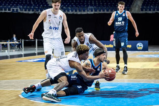 Basketball Berlin 22 05 2021 1 Bundesliga easyCredit BBL BBL Season 2020 2021 Playoffs Quarterfinals Game 2 Alba Berlin Hamburg Towers Peyton Siva Alba Berlin, No 03 T J Shorts Hamburg, No 00 Zac Cuthbertson Hamburg, No 40