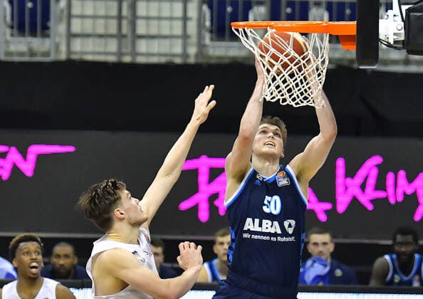22 05 2021, xlakx, basketball playoff quarterfinals game 2, Alba Berlin Hamburg Towers emspor, v l Maik Kotsar Hamburg Towers 11 ,Ben Lammers Alba Berlin, No 50 Berlin