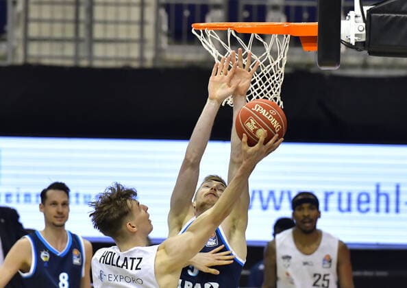 22 05 2021, xlakx, basketball playoff quarterfinals game 2, Alba Berlin Hamburg Towers emspor, v l Justus Hollatz Hamburg Towers 21 ,Niels Giffey Alba Berlin, No 05 Berlin.