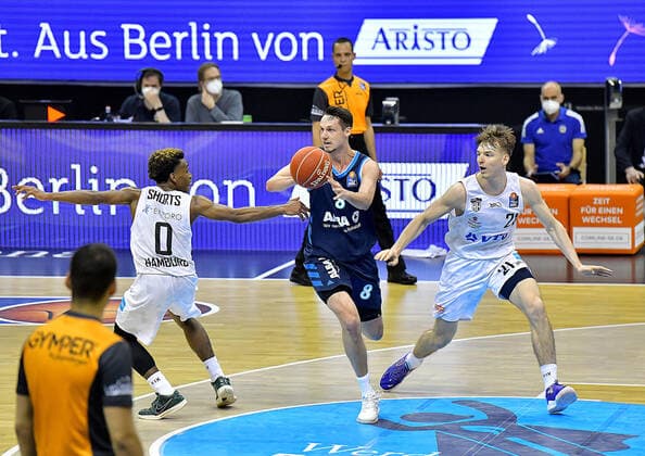22 05 2021, xlakx, basketball playoff quarterfinals game 2, Alba Berlin Hamburg Towers emspor, v l TJ Shorts Hamburg Towers 0 ,Marcus Eriksson Alba Berlin, No 08 ,Justus Hollatz Hamburg Towers 21 Berlin