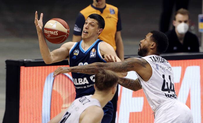 Simone Fontecchio, Bryce Taylor action game scene duel sports basketball BBL Bundesliga men season 2020 2021 22 05 2021 ALBA Berlin vs Hamburg Towers