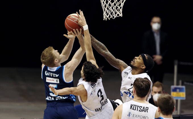 Niels Giffey, Max DiLeo, Terry Allen Action Game Scene Duel Sports Basketball BBL Bundesliga Men Season 2020 2021 22 05 2021 ALBA Berlin vs Hamburg Towers