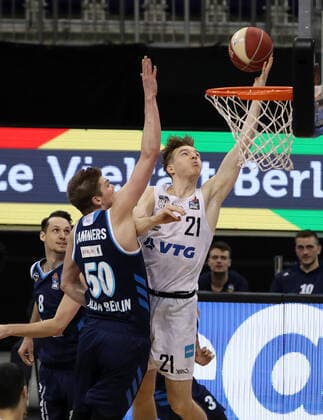 Ben Lammers, Justus Hollatz action game scene duel sports basketball BBL Bundesliga men season 2020 2021 22 05 2021 ALBA Berlin vs Hamburg Towers