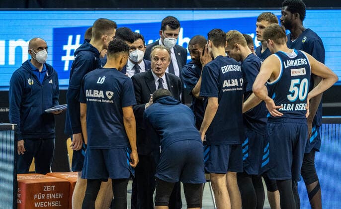 Basketball Bundesliga, Alba Berlin Hamburg Towers, Playoff Quarterfinal, Matchday 2, Mercedes Benz Arena ALBAs Head Coach Aito Garcia Reneses discusses with his players ALBA Berlin Hamburg Towers