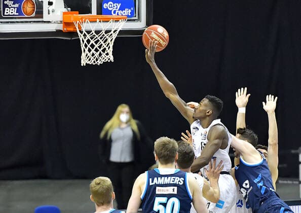 22 05 2021, xlakx, basketball playoff quarterfinals game 2, Alba Berlin Hamburg Towers emspor, v l Zac Cuthbertson Hamburg Towers 40 Berlin.