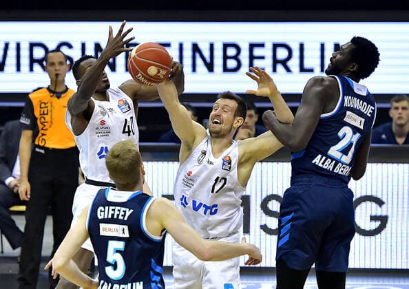 22 05 2021, xlakx, basketball playoff quarterfinals game 2, Alba Berlin Hamburg Towers emspor, v l Zac Cuthbertson Hamburg Towers 40 ,Johannes Richter Hamburg Towers 12 ,Christ Koumadje Alba Berlin, No 21 ,Niels Giffey Alba Berlin, No 05 Berlin