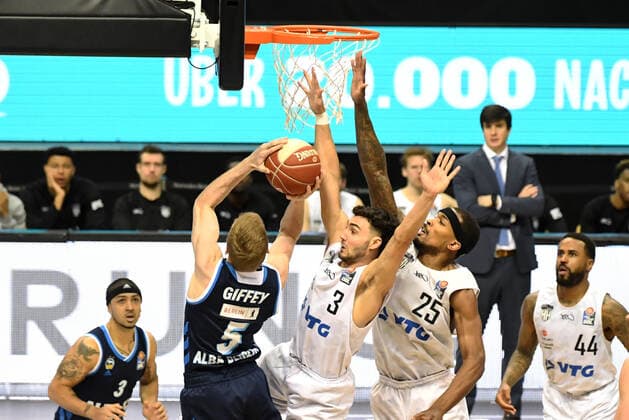 Basketball, men, 2020 2021 season, Bundesliga quarterfinals, game 2 , Alba Berlin Hamburg Towers, v l Niels Giffey Alba Berlin , Maximilian DiLeo Hamburg Towers , Terry Allen Hamburg Towers , 22 05 2021, Copyright: xSebastianxRäppoldx xMatthiasxKox