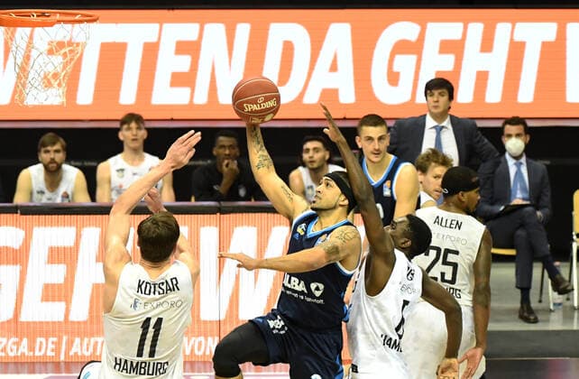 Basketball, men, 2020 2021 season, Bundesliga quarterfinals, game 2 , Alba Berlin Hamburg Towers, v l Maik Kotsar Hamburg Towers , Peyton Siva Alba Berlin , Osaro Jürgen Rich Igbeneweka Hamburg Towers , 22 05 2021, Copyright: xSebastianxRäppoldx xMatthiasxKox
