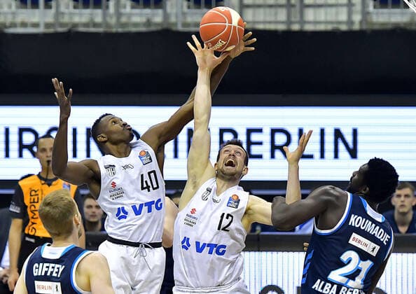 22 05 2021, xlakx, basketball playoff quarterfinals game 2, Alba Berlin Hamburg Towers emspor, v l Niels Giffey Alba Berlin, No 05 ,Zac Cuthbertson Hamburg Towers 40 ,Johannes Richter Hamburg Towers 12 ,Christ Koumadje Alba Berlin, No 21 Berlin