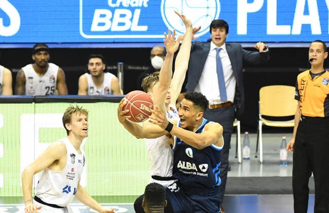 Basketball, men, 2020 2021 season, Bundesliga quarterfinals, game 2 , Alba Berlin Hamburg Towers, v l Jordan Swing Hamburg Towers , Justus Hollatz Hamburg Towers , Maodo Lo Alba Berlin , 22 05 2021, Copyright: xSebastianxRäppoldx xMatthiasxKox