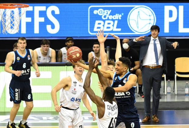 Basketball, men, 2020 2021 season, Bundesliga quarterfinals, game 2 , Alba Berlin Hamburg Towers, v l Jordan Swing Hamburg Towers , Justus Hollatz Hamburg Towers , Zac Cuthbertson Hamburg Towers , Maodo Lo Alba Berlin , 22 05 2021, Copyright: xSebastianxRäppoldx xMatthiasxKox