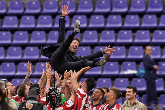 Bilder des Jahres 2021, Sport 05 Mai Sport Themen der Woche KW20 Sport Bilder des Tages Real Valladolid CF v Atletico de Madrid - La Liga Santander Diego Simeone head coach of Atletico Madrid is cheered by his players after winning the league championship after the La Liga Santander match between Real Valladolid CF and Atletico de Madrid at Estadio Municipal Jose Zorrilla on May 22, 2021 in Valladolid, Spain. Sporting stadiums around Spain remain under strict restrictions due to the Coronavirus Pandemic as Government social distancing laws prohibit fans inside resulting in games being played behind closed doors Valladolid Spain breton-realvall210522_npuSU  Copyright: xJosexBretonx