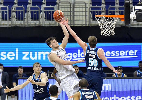 22 05 2021, xlakx, basketball playoff quarterfinals game 2, Alba Berlin Hamburg Towers emspor, v l Niels Giffey Alba Berlin, No 05 ,Maik Kotsar Hamburg Towers 11 ,Ben Lammers Alba Berlin, No 50 Berlin
