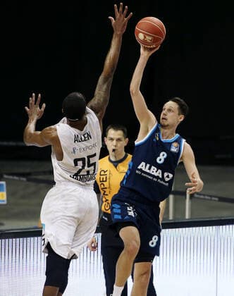 Terry Allen, Marcus Eriksson action game scene duel sports basketball BBL Bundesliga men season 2020 2021 22 05 2021 ALBA Berlin vs Hamburg Towers