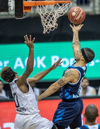 Basketball Bundesliga, Alba Berlin Hamburg Towers, Playoff Quarterfinals, 2 Matchday, Mercedes Benz Arena T J Shorts of Hamburg Towers fights ALBAs Peyton Siva r for the ball ALBA Berlin Hamburg Towers