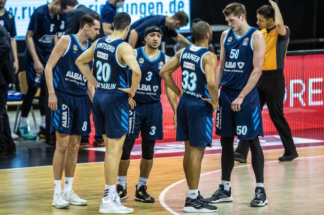 Basketball Bundesliga, Alba Berlin Hamburg Towers, Playoff Quarterfinals, Matchday 2, Mercedes Benz Arena ALBAs Marcus Eriksson l r , Simone Fontecchio, Peyton Siva, Jayson Granger and Ben Lammers stand on the court after the win ALBA Berlin Hamburg Towers