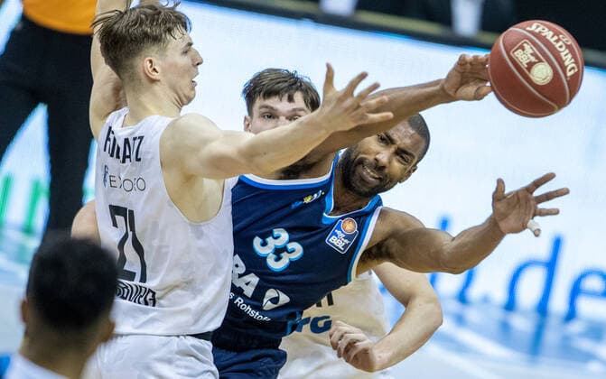 Basketball Bundesliga, Alba Berlin Hamburg Towers, Playoff Quarterfinal, 2 Matchday, Mercedes Benz Arena Justus Hollatz of Hamburg Towers fights ALBAs Jayson Granger r for the ball ALBA Berlin Hamburg Towers