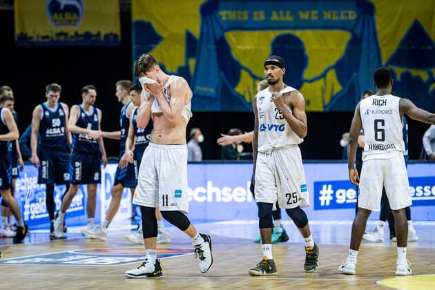 Basketball Berlin 22 05 2021 1 Bundesliga easyCredit BBL BBL Season 2020 2021 Playoffs Quarterfinals Game 2 Alba Berlin Hamburg Towers downed Hamburg Maik Kotsar Hamburg, No 11 Terry Allen Hamburg, No 25 Osaro Rich Hamburg, No 06