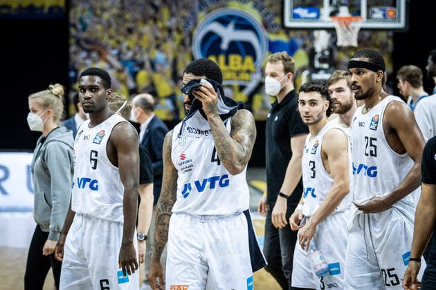 Basketball Berlin 22 05 2021 1 Bundesliga easyCredit BBL BBL Season 2020 2021 Playoffs Quarterfinals Game 2 Alba Berlin Hamburg Towers downed Hamburg Bryce Taylor Hamburg, No 44 Osaro Rich Hamburg, No 06 Max DiLeo Hamburg, No 03 Terry Allen Hamburg, No 25