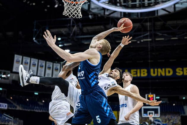 Basketball Berlin 22 05 2021 1 Bundesliga easyCredit BBL BBL Season 2020 2021 Playoffs Quarterfinals Game 2 Alba Berlin Hamburg Towers Niels Giffey Alba Berlin, No 05 Max DiLeo Hamburg, No 03