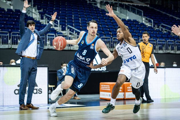 Basketball Berlin 22 05 2021 1 Bundesliga easyCredit BBL BBL Season 2020 2021 Playoffs Quarterfinals Game 2 Alba Berlin Hamburg Towers Marcus Eriksson Alba Berlin, No 08 T J Shorts Hamburg, No 00