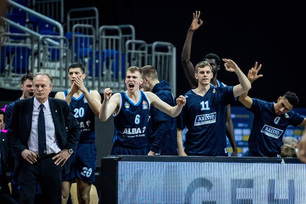 Basketball Berlin 22 05 2021 1 Bundesliga easyCredit BBL BBL Season 2020 2021 Playoffs Quarterfinals Game 2 Alba Berlin Hamburg Towers Cheers Alba Aito Garcia Reneses Alba Berlin, Coach Simone Fontecchio Alba Berlin, No 20 Malte Delow Alba Berlin, No 06 Lorenz Brenneke Alba Berlin, No 11 and others.