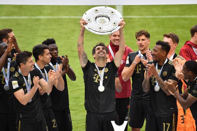 Team photo, team, team photo, Javi Javier MARTINEZ Bayern Muenchen with the cup, championship cup, Cup, trophy, jubilation, joy, enthusiasm, award ceremony football 1 Bundesliga season 2020 2021, 34 match day, match day 34, FC Bayern Muenchen FC Augsburg 5 2 on 22 05 2021 in Munich ALLIANZ ARENA