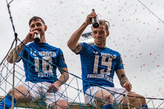Bilder des Jahres 2021, Sport 05 Mai Sport Themen der Woche KW20 Sport Bilder des Tages Rostock, Deutschland 22. Mai 2021: 3. Liga - 2020 2021 - FC Hansa Rostock vs. VfB Luebeck v.li. Manuel Farrona Pulido (Hansa Rostock) und Nils Butzen (Hansa Rostock) DFB regulations prohibit any use of photographs as image sequences and or quasi-video. Ostseestadion Mecklenburg-Vorpommern *** Rostock, Germany 22 May 2021 3 Liga 2020 2021 FC Hansa Rostock vs VfB Luebeck v li Manuel Farrona Pulido Hansa Rostock and Nils Butzen Hansa Rostock DFB regulations prohibit any use of photographs as image sequences and or quasi video Ostseestadion Mecklenburg Vorpommern Copyright: xFotostandx xVoelkerx