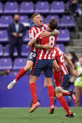 Real Valladolid CF v Atletico de Madrid - La Liga Santander Kieran Trippier and Saul Niguez of Atletico Madrid celebrate after winning the league championship after the La Liga Santander match between Real Valladolid CF and Atletico de Madrid at Estadio Municipal Jose Zorrilla on May 22, 2021 in Valladolid, Spain. Sporting stadiums around Spain remain under strict restrictions due to the Coronavirus Pandemic as Government social distancing laws prohibit fans inside resulting in games being played behind closed doors Valladolid Spain breton-realvall210522_npSM0  Copyright: xJosexBretonx