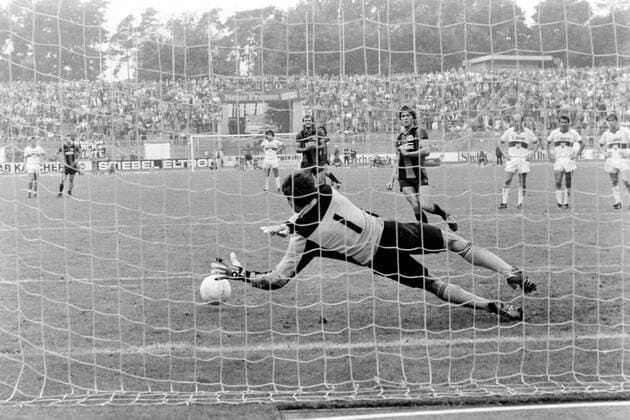 26 09 81 Eintracht Frankfurt VfB Stuttgart Germany, Frankfurt, 26 09 1981, Football, Bundesliga, Eintracht Frankfurt VfB Stuttgart 4 1 v l Helmut Roleder VfB Stuttgart , Werner Lorant Eintracht Frankfurt penalty goal