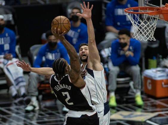 May 22, 2021, Los Angeles, California, USA: Maxi Kleber 42 of the Dallas Mavericks tries to block a shot by Kawhi Leonard 2 of the Los Angeles Clippers during Game One of the Western Conference First Round game on Saturday May 22, 2021 at the Staples Center in Los Angeles, California. PI Los Angeles USA - ZUMAp124 20210522_zaa_p124_021 Copyright: xJAVIERxROJASx