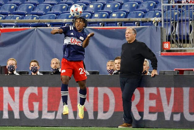 FOXBOROUGH, MA - MAY 22: New England Revolution midfielder DeJuan Jones (24) heads the ball as New England Revolution sporting director and head coach Bruce Arena looks on during a match between the New England Revolution and the New York Red Bulls on May 22, 2021, at Gillette Stadium in Foxborough, Massachusetts. (Photo by Fred Kfoury III Icon Sportswire) SOCCER: MAY 22 MLS, Fussball Herren, USA - New York Red Bulls at New England Revolution Icon482210522005