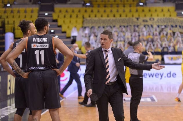 Demitrius CONGER 1 ratiopharm ulm , Isaiah WILKINS 11 ratiopharm ulm , Jaka LAKOVIC coach coach head coach ratiopharm ulm wait anxiously for the decision of the referees, whether the decisive points by Rickey Paulding will be counted after during the game EWE Baskets Oldenburg vs ratiopharm Ulm, Basketball, Bundesliga, 22 05 2021, season 2020 2021, playoffs, quarterfinals, 2 matchday Copyright xErikxHillmer EIBNERx EP ehr EWE Baskets Oldenburg vs ratiopharm Ulm, Basketball, Bundesliga, 22 05 2021, season 2020 2021, playoffs, quarterfinals, 2 matchday Oldenburg Copyright: xErikxHillmer EIBNERx EP_ehr