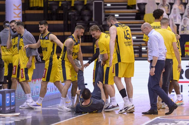 Keith HORNSBY 4 EWE Baskets Oldenburg and Jacob HOLLATZ 11 EWE Baskets Oldenburg cheer with team coach Kristijan MARIC below after the game EWE Baskets Oldenburg vs ratiopharm Ulm, Basketball, Bundesliga, 22 05 2021, Season 2020 2021, Playoffs, Quarterfinals, 2 Matchday Copyright xErikxHillmer EIBNERx EP ehr EWE Baskets Oldenburg vs ratiopharm Ulm, Basketball, Bundesliga, 22 05 2021, Season 2020 2021, Playoffs, Quarterfinals, 2 Matchday Oldenburg Copyright: xErikxHillmer EIBNERx EP_ehr