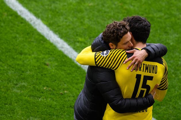 GES Fussball Borussia Dortmund - Bayer 04 Leverkusen, 22.05.2021 Trainer Edin Terzic (BVB) umarmt Mats Hummels (BVB). GES Fussball 1. Bundesliga: Borussia Dortmund - Bayer 04 Leverkusen, 22.05.2021 Football Soccer: 1st german league: Dortmund vs Leverkusen, Dortmund, May 22, 2021 Foto:GES Edith Geuppert Pool via Norbert Schmidt DFL regulations prohibit any use of photographs as image sequences and or quasi-video. Dortmund NW Deutschland *** GES Football Borussia Dortmund Bayer 04 Leverkusen, 22 05 2021 Coach Edin Terzic BVB hugs Mats Hummels BVB GES Football 1 Bundesliga Borussia Dortmund Bayer 04 Leverkusen, 22 05 2021 Football Soccer 1st german league Dortmund vs Leverkusen, Dortmund, May 22, 2021 Photo GES Edith Geuppert Pool via Norbert Schmidt DFL regulations prohibit any use of photographs as image sequences and or quasi video Dortmund NW Deutschland Poolfoto GES Edith Geuppert pool ,EDITORIAL USE ONLY
